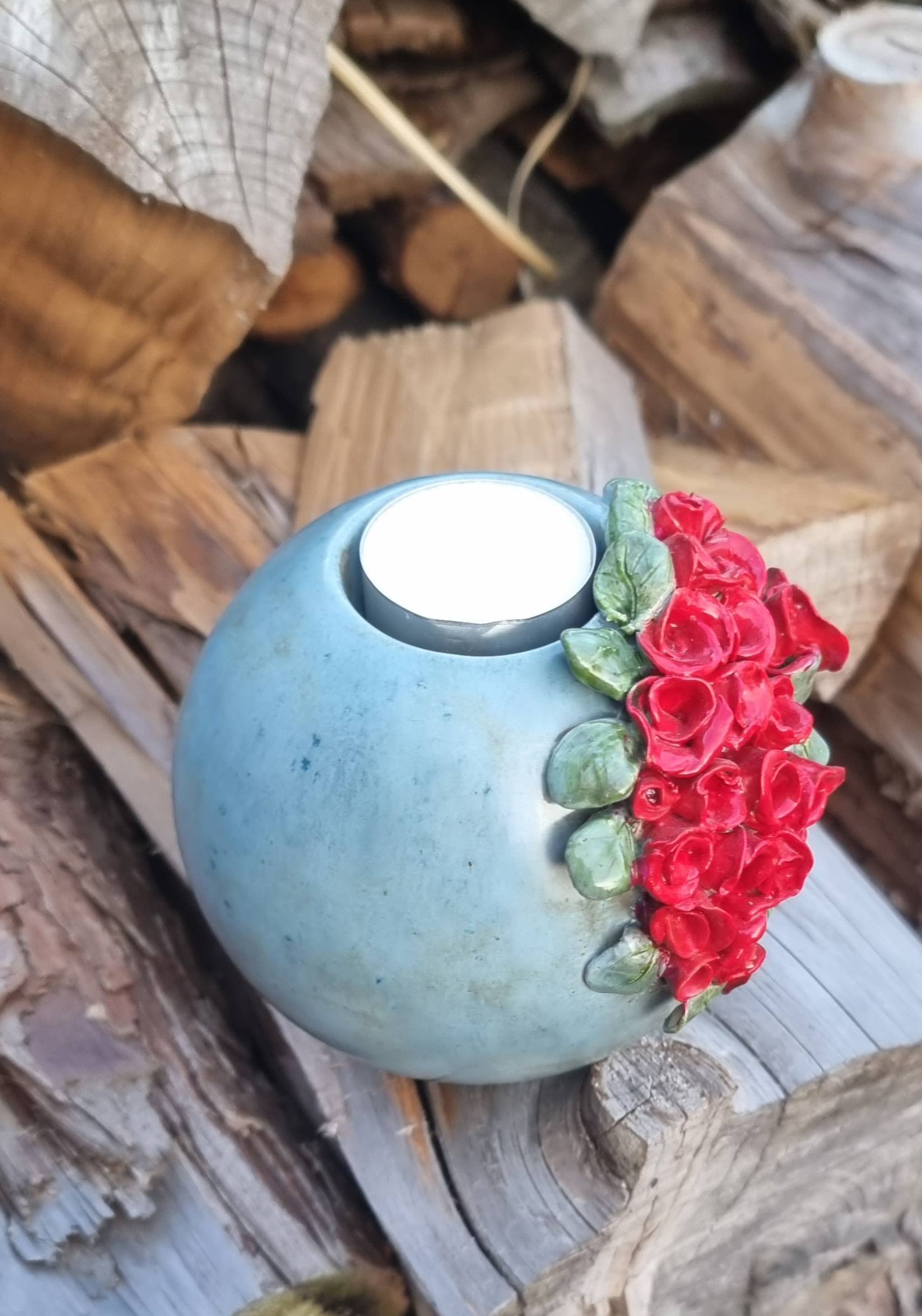 Urn waxinelicht met rode roosjes Urn waxinelicht met rode roosjes