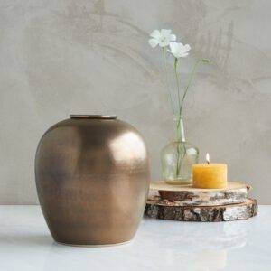 Urn Verno handgemaakte urne in koperkleurig metallic keramiek