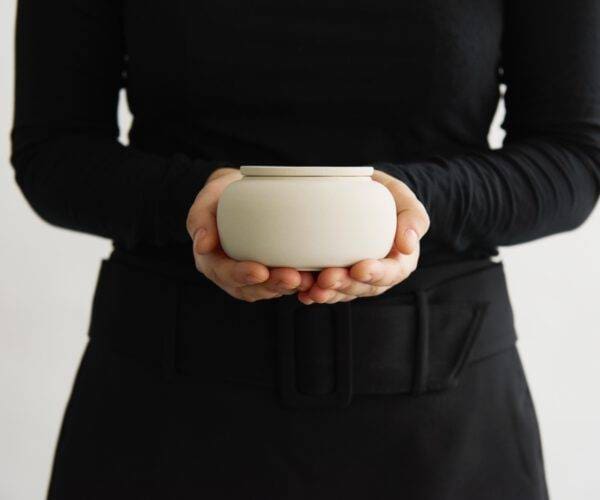SERES mini – handgemaakte eco urn in zacht beige engobe - Afbeelding 3