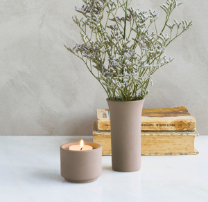 HELIOS – handgemaakte mini urne met theelichthouder in zandkleurig engobe